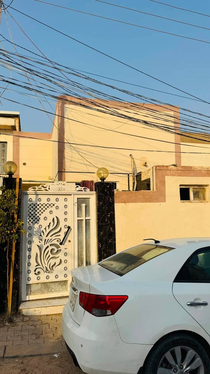 سلام عليكم بيت في حي العسكري منطقه 4 يم مطعم الخيكاني وره التجاري بشارعين 100 متر طابق واحد متكون من غرفه صاله ستقبال مطبخ تخاريج داخلي وخارجي البيت صب كونكريت البيت نضيف مطلوب للمصرف العقاري 71 مليون/تزديد شهري 317 والتطلوعه 60 /***********

