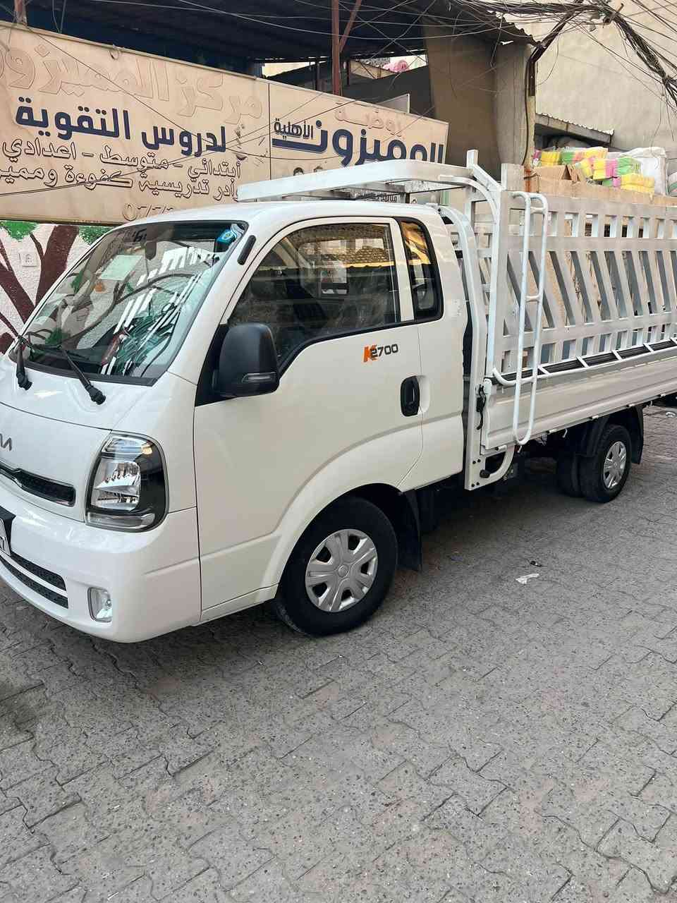 سلام عليكم 
للبيع فقط كيا بنكو نثيه 2700 مديل 2025 لسياره جديده بعده بحاله لوكاله وجاهزه مابيه ايي نقص ومكفوله كفاله عامه ما عده رصعه فوك الايت رقمه بغداد لجديد الانكليزي وتحويل ثاني يوم 
مكانه بغداد لكراده داخل 
لسعر 165
للتواصل ‭***********‬
