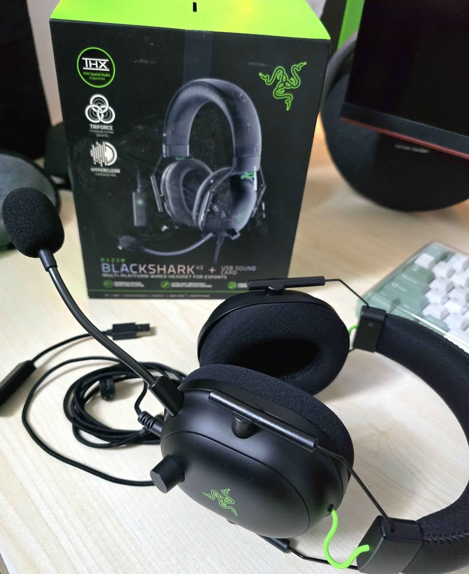 Razer blackshark v2 + used sound card 
هیدسیت ریزر بۆ فرۆشتن 

زۆر پاکە و خاوێنە کارتۆن و شتی خۆی لەگەلە 
هیچ کێشەیەکی نیە 
بۆ هەموو جۆرە ئامێریک دەبێت .
نرخ 85 هەزار

*********** أربيل, العراق
