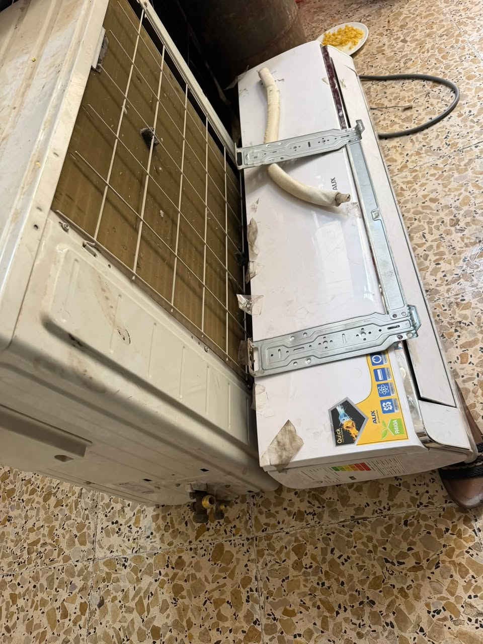 للبيع سبلت AUX أصلي 2 طن ❄️

بعت البيت واريد ابيعه 

* موديل: ASTW-H26SHC-R1
* تبريد وتدفئة
* غاز R410A
* الحاملات موجودة
* السبلت مستعمل وحالته جديده 
 للفحص والمعاينة 
كامل هوه وبوريه 
مكاني بغداد مدينه الصدر شارع فلاح ق 7 

السعر: 400 ألف بي مجال 

***********

