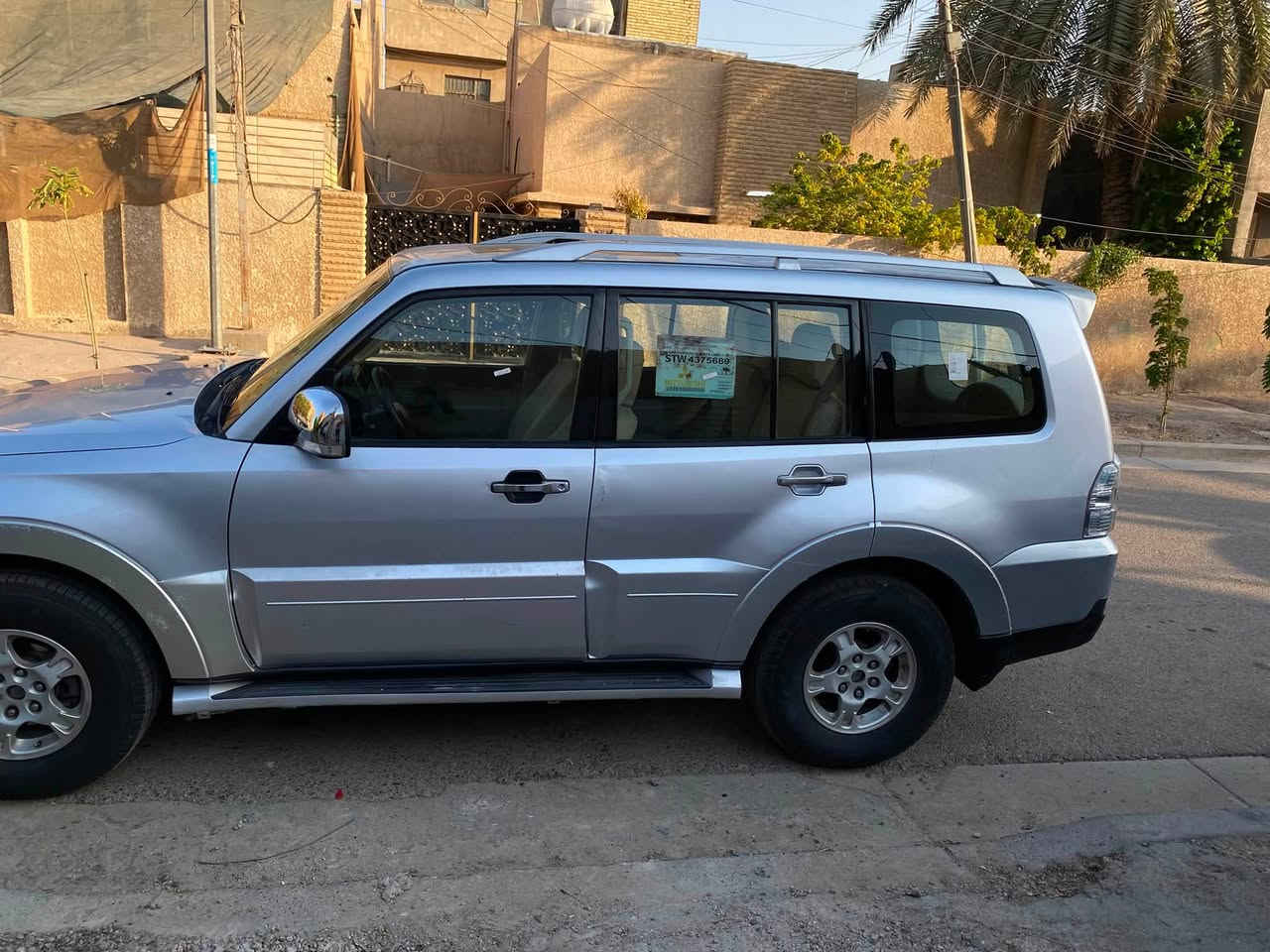 السلام عليكم
للبيع باجيرو موديل ٨  محدثه ١٦السياره كفاله عامه بدون صبغ او بدون ضربه محرك كير تبريد صدر مكفولات رقم بغداد بسمي تحويل مباشر مكاني بغداد حي العامل السياره فول مواصفات فتحه مري شفط كشنات كهرباء جلد تبريد او تدفئه بل كشنات تحكم ستيرن جهتين حساسات شاشا كأمره الاتصال *********** السعر ١٠٥
