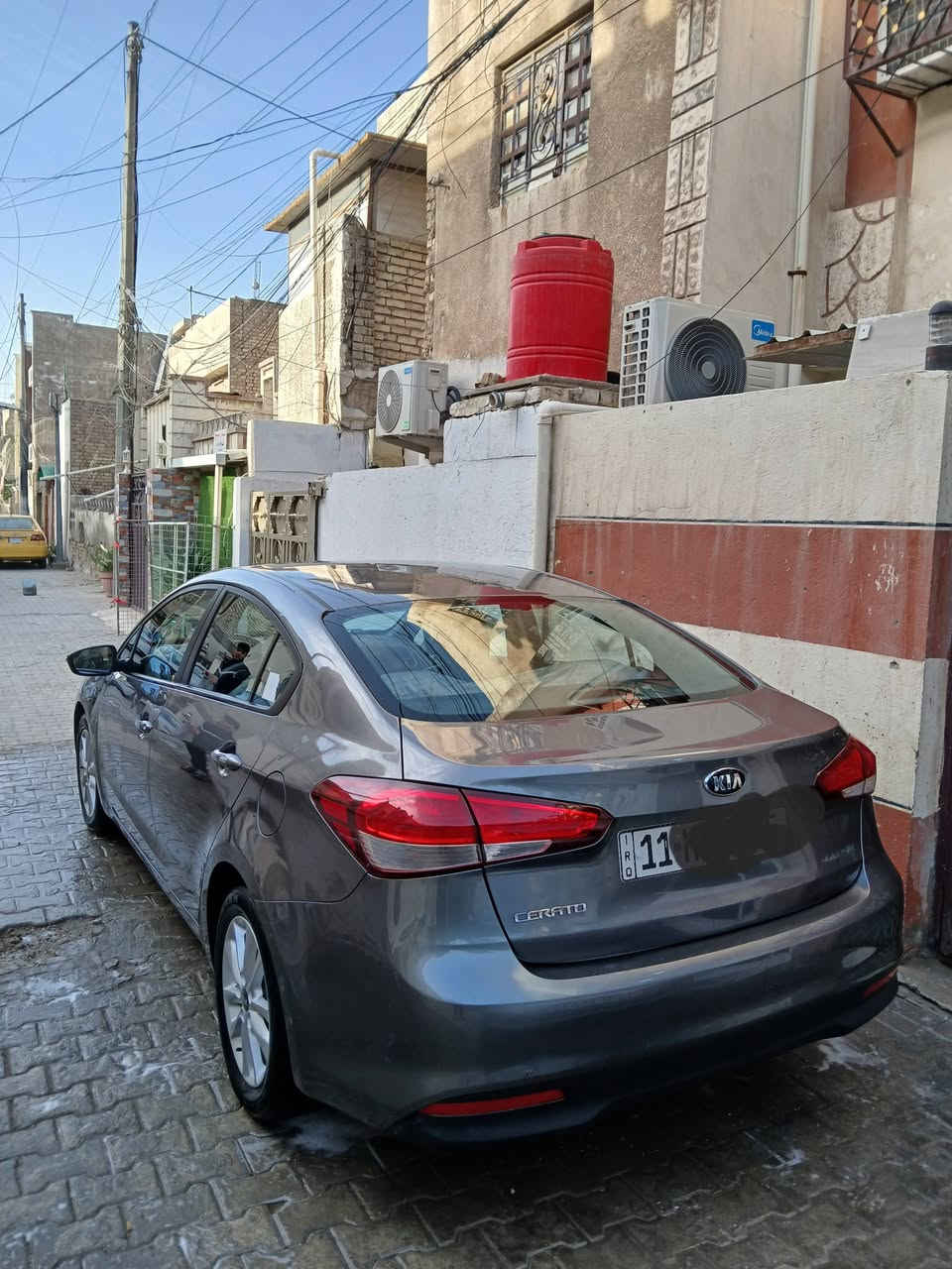 سلام عليكم البيع كيا سيراتو ٢٠١٧  شركه الدوليه العامه ماشيه ٦٦ الف سياره مال بيت مرفقو مع الصور سونار بدون حادث آثار شخط مصبوغ باب وجاملغ امامي سعر 132وبيه مجال مكاني كاظميه او ساحه عدن للاسفسار على رقم ***********
