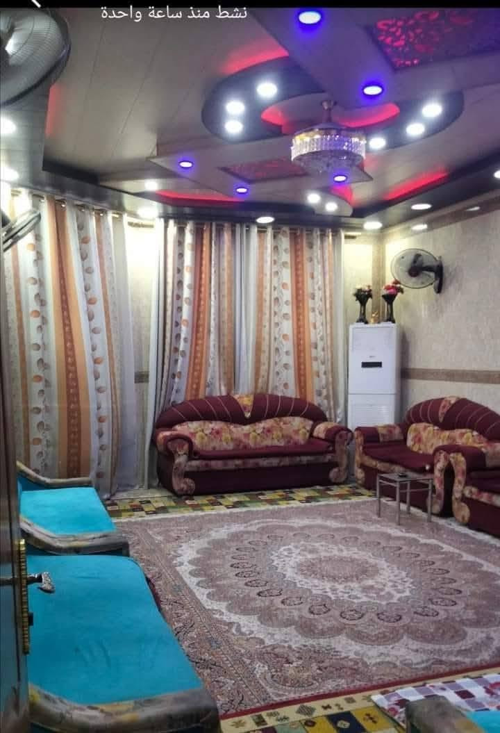 سلام عليكم بيت في حي الجامعه طابقين 200م بناء حديث يحتوي على 6غرف نوم وصاله واستقبال  وتخاريج وبناء درجه اولى مال جنيان السعر مناسب للاستفسار على ارقام التاليه***********

نص مكتوب في الصور:
- نشط منذ ساعة واحدة