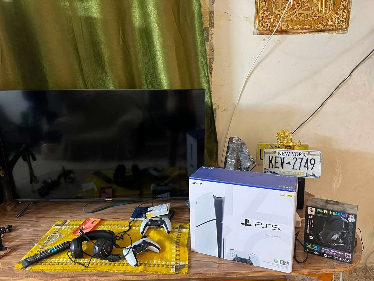 بلي 5 سلم جديد معنى كلمة📍
واحد تيره ✅

جوستيكات اصلية عدد 2 ✅

سماعة x31 عادية ✅

قاعدة شحن جوستكات اصلية ويا ✅

UBS NEXXT 1200vدبل بطارية ويا

شاشة حجمها 52 نوعها LGUHD ✅ كارتونه مالتها موجوده 

السعر كليتهن مليون 200 وبي مجال ♥️

هذا رقمي ***********
واتساب هم بي✅
