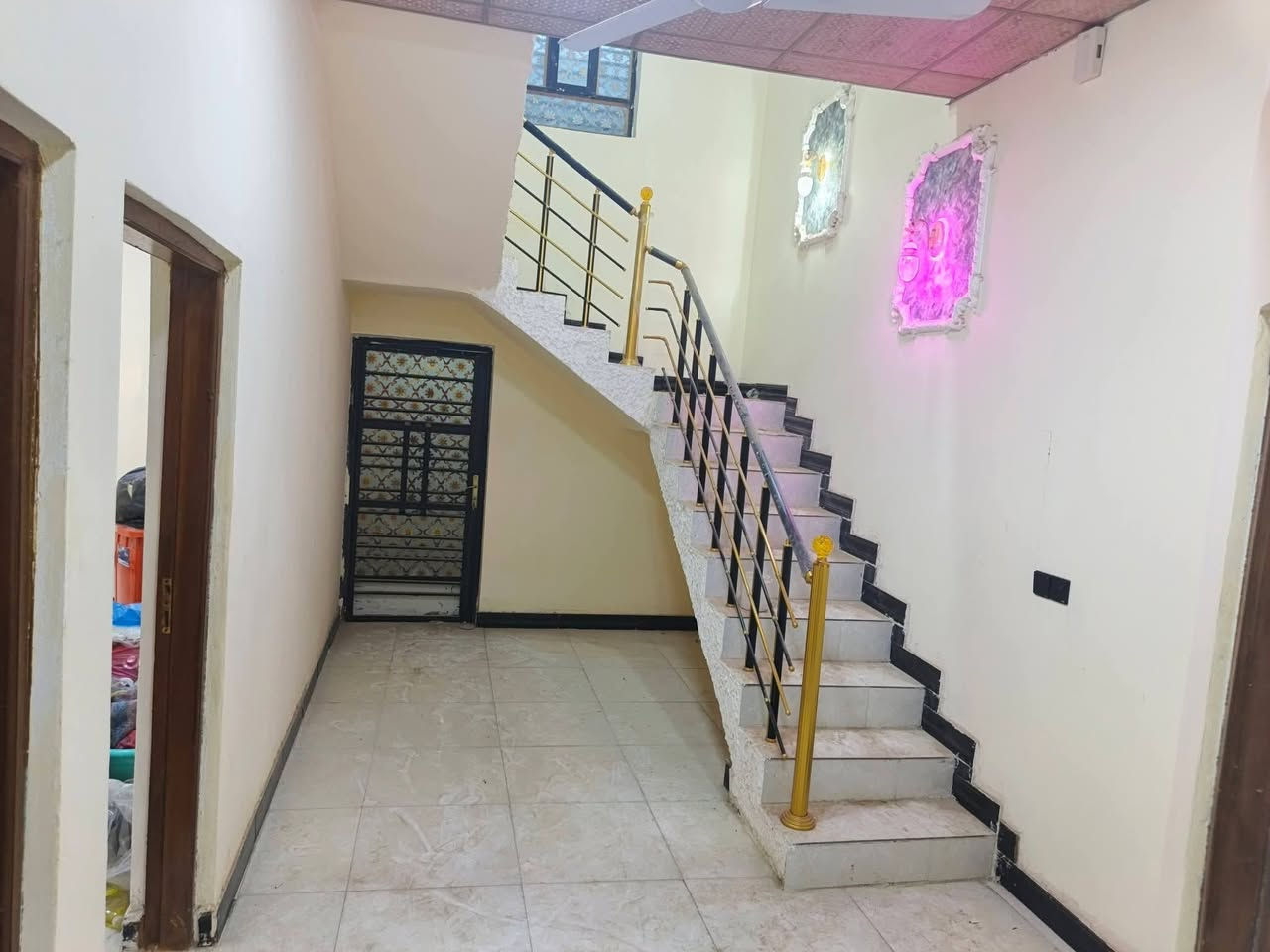 السلام عليكم بيت في الجزيره شارع زين العابدين مجمع الرواد متكون من غرفتين ودوانيه وهول ومطبخ وصحيات داخليه و خارجيه مساحه البيت 110 سعر 75 وقابل للتفاوض وتساب ***********
