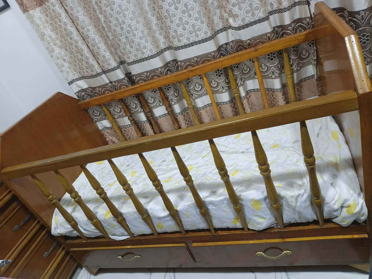 🛏️ سرير أطفال خشب للبيع 🛏️
للبيع سرير أطفال خشبي بحالة جيدة، مرتب ومتين ومناسب للاستخدام اليومي.
السرير مناسب للأطفال لحد عمر 10 سنوات تقريبًا، وتصميمه عملي وحلو، وبيه درجين بالأسفل ممكن تستخدمهم لخزن الملابس أو الأغراض. السعر 60الف بيها مجال مع الدوشك 
***********
***********
