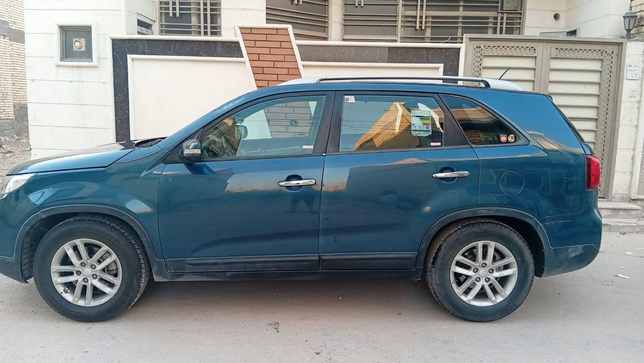 🔥 كيا سورينتو 2015 للبيع – بحالة ممتازة وجاهزة للركوب 🔥
تفاصيل السيارة:
الموديل: كيا سورينتو (Kia Sorento) - موديل 2015.
المحرك: 4 سلندر بسعة 2.4 لتر بتقنية GDI (قوة واقتصاد ممتاز في استهلاك البنزين).
الكير: أوتوماتيك (6 سرعات) مع وضعية القيادة الاقتصادية.
الرقم واللوحة: رقم أربيل (أوراق كاملة، سنوية ووكالة أو تحويل بشرط).
المواصفات والتجهيزات:
محرك وقير وبككس بشرط الفحص والجاهزية.
كشافات أمامية مع عدسات هالوجين.
حساسات خلفية للمساعدة في الركن.
تحكم كامل من عجلة القيادة (أزرار الاستيرن) + مثبت سرعة (Cruise Control).
نظام صوتي متكامل يدعم (CD / Bluetooth / AUX / USB).
شاشة سامسونج 
شكنات جلد . بحاله ممتازه جداً
7 راكب
تخم تايرات جديد 
تكييف عالي الكفاءة (أمامي وخلفي).
عوارض سقفية تنظيمية (Roof Rails) + دواسات جانبية.
شلص خلفي وألواح حماية.
حادثهة جاملغ وبنيد (تبديل) جهة السايق
​النظافة: والبدن بحالة جيدة جداً، تخويش أو مصاريف إضافية لا يوجد، حدادية ونظام تعليق ناعم.
​
​معلومات البيع:
​مكان السيارة كربلاء 
​السعر: [ $13٫500 ] (قابل للتفاوض البسيط ).
​للتواصل والاستفسار: [***********/واتساب]
