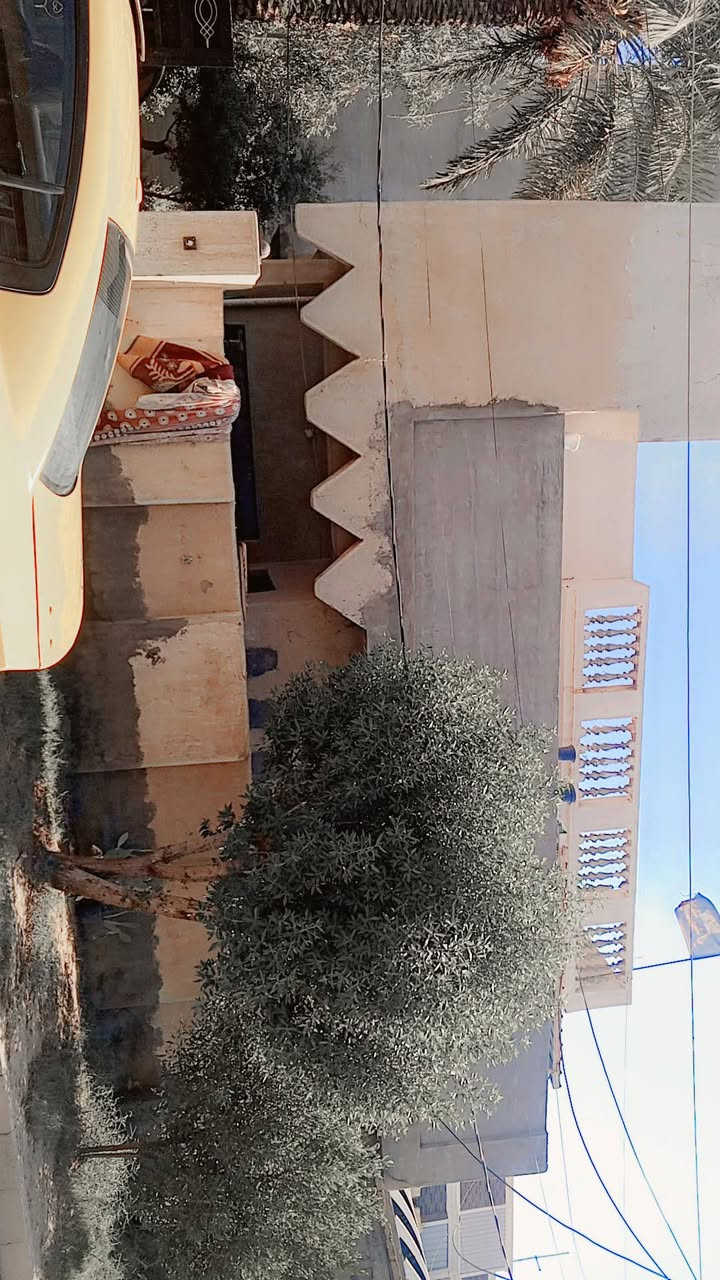 السلام عليكم البيت اللبيع طابو صرف مساحه 300 طابقين 4عرف نوم مع مطبخ وصحيات فوق وطابق الاول يحتوي على ستقبال ومدخل عرف نوم واحده وهول حمام ومطبخ رضي *********** سعر 225مليون وبي مجال قابل
