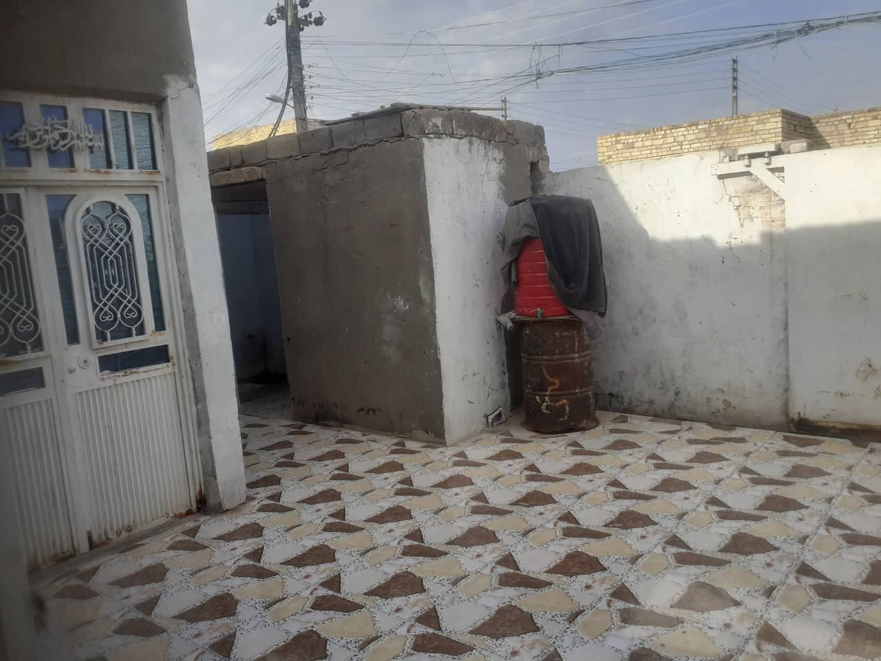 سلام عليكم دار للبيع طابو صرف بسمي المساحه200 غرف اثنين حمام اثنين وصاله جبيره ومطبخ حار وبارد ديوانيه جبيره المكان الجبيسه حي السجاد قرب المدرسه يعرب سعر65وبي مجال رقم ***********
