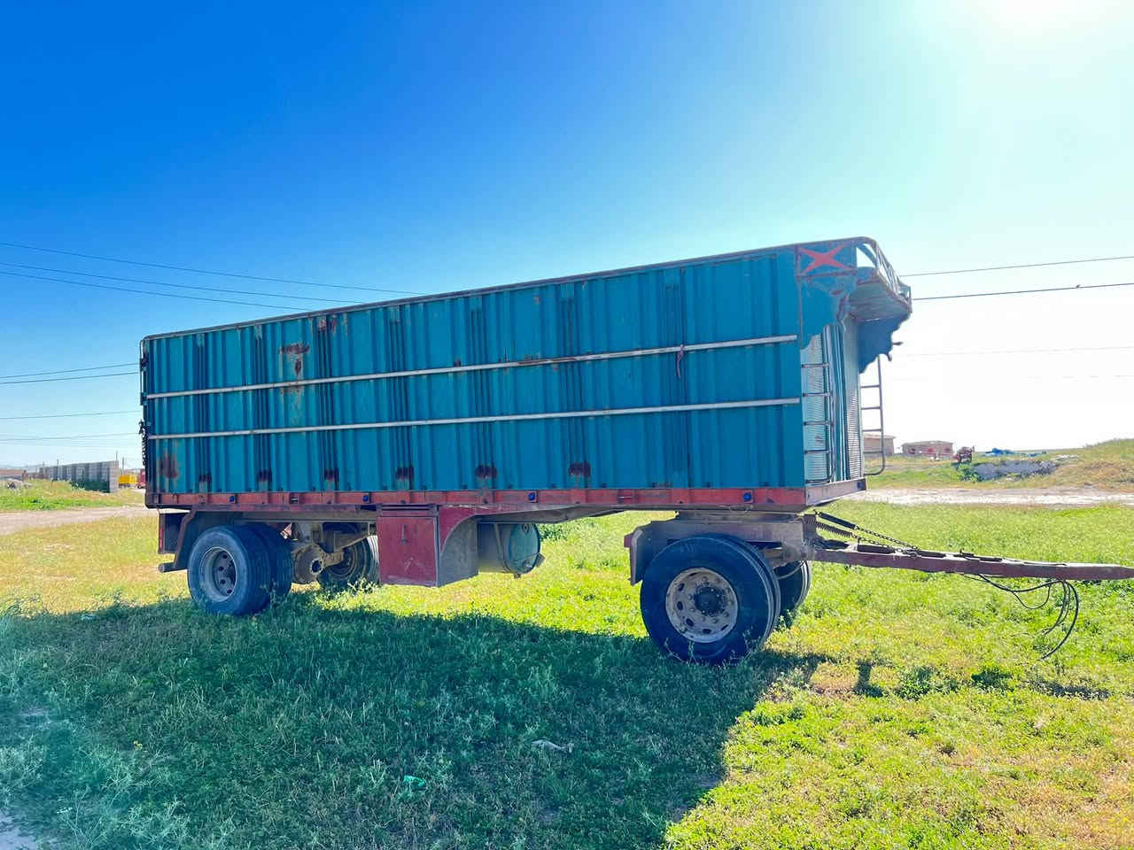 السلام عليكم عربانة للبيع طول سبعة ونص حاوية ارتفاع190 صينية 110 دناكير سكانية طخم تاير امامي  جاهزة للشغل للاستفسار تواصل عل رقم ***********

