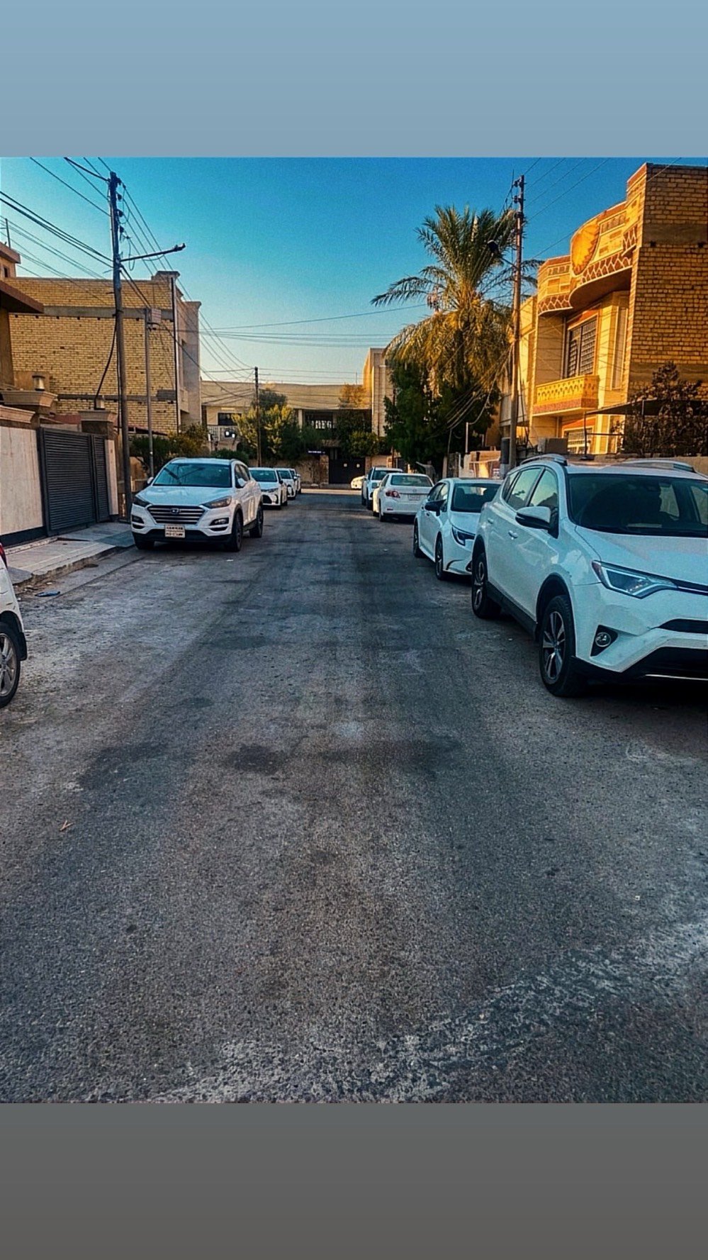 للبيع بيت حديث البناء سنة 2022 في منطقة السيدية / مربع الضباط، موقع مميز وقريب من محطة كهرباء السيدية والشارع التجاري.

🔹 المساحة: 100 متر مربع
🔹 الواجهة: 5 متر
🔹 يتكون من طابقين منفصلين بدرج خارجي، مناسب لعائلتين أو لعائلة كبيرة.

الطابق الأرضي:
صالة صغيرة، باب دخول وحد، وباب ثانٍ، وممر يؤدي إلى مطبخ مفتوح على غرفة الجلوس، بالإضافة إلى حمام وغرفة نوم ومنور.

الطابق الثاني:
باب دخول مستقل، صالة، مطبخ مفتوح على غرفة الجلوس، حمام وغرفة نوم، مع باب يؤدي إلى السطح.

✨ البيت مشطب بشكل جيد، أرضيات مرمر للطابقين، شبابيك ألمنيوم، والبناء حديث ونظيف.

📍 الموقع: السيدية – مربع الضباط، قريب من محطة كهرباء السيدية وقريب من الشارع التجاري.

💰 السعر المطلوب: 495 مليون دينار عراقي وقابل للتفاوض للجادين.

📞 للاستفسار يرجى التواصل 
***********