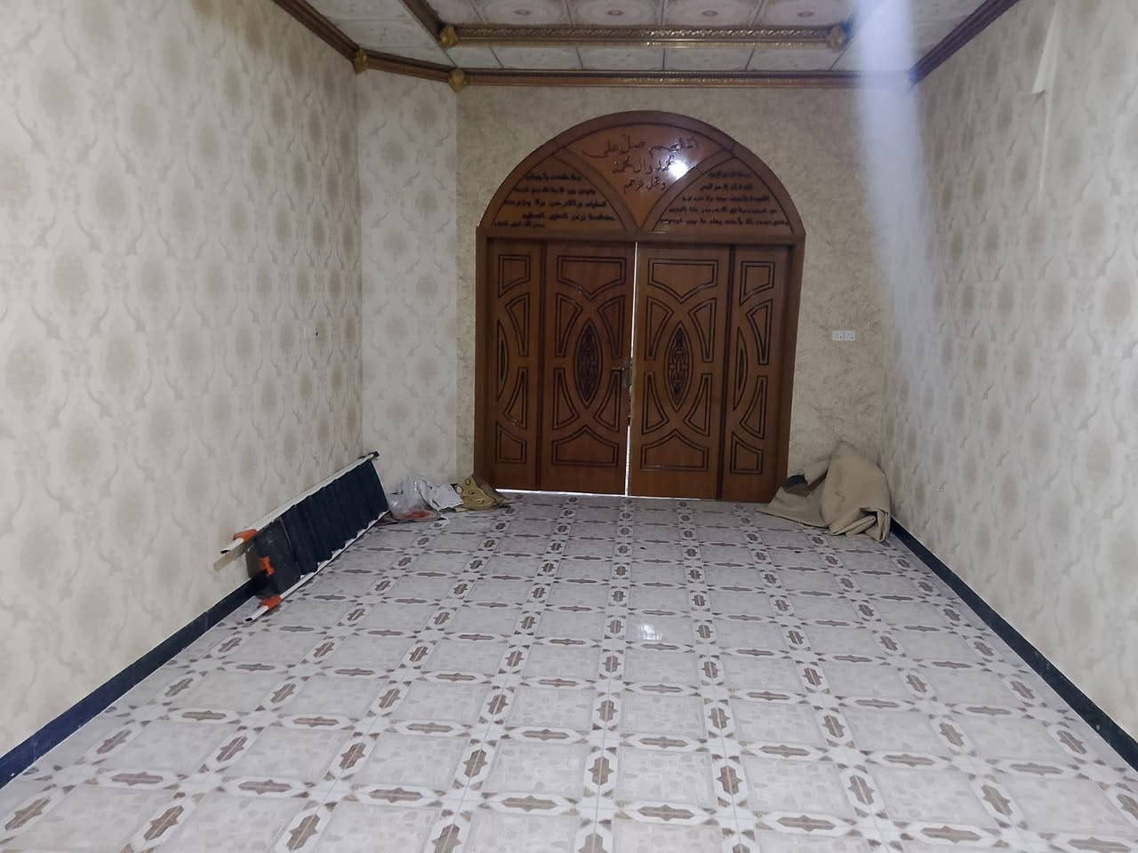 سلام عليكم 
يعلن مكتب عقارات الأصدقاء 
عن وجود بيت للبيع 
العنوان البصره قضاء ابو الخصيب حي العسكري 
جنس العقار طابو صرف عرصه 
المساحه 200م
يحتوي البيت على كراج + ديوانيه + صاله + غرف نوم 2 + صحيات داخليه و خارجيه 
السعر 160 مليون وبي مجال 
الاستفسار انتصل على الرقم (***********)
