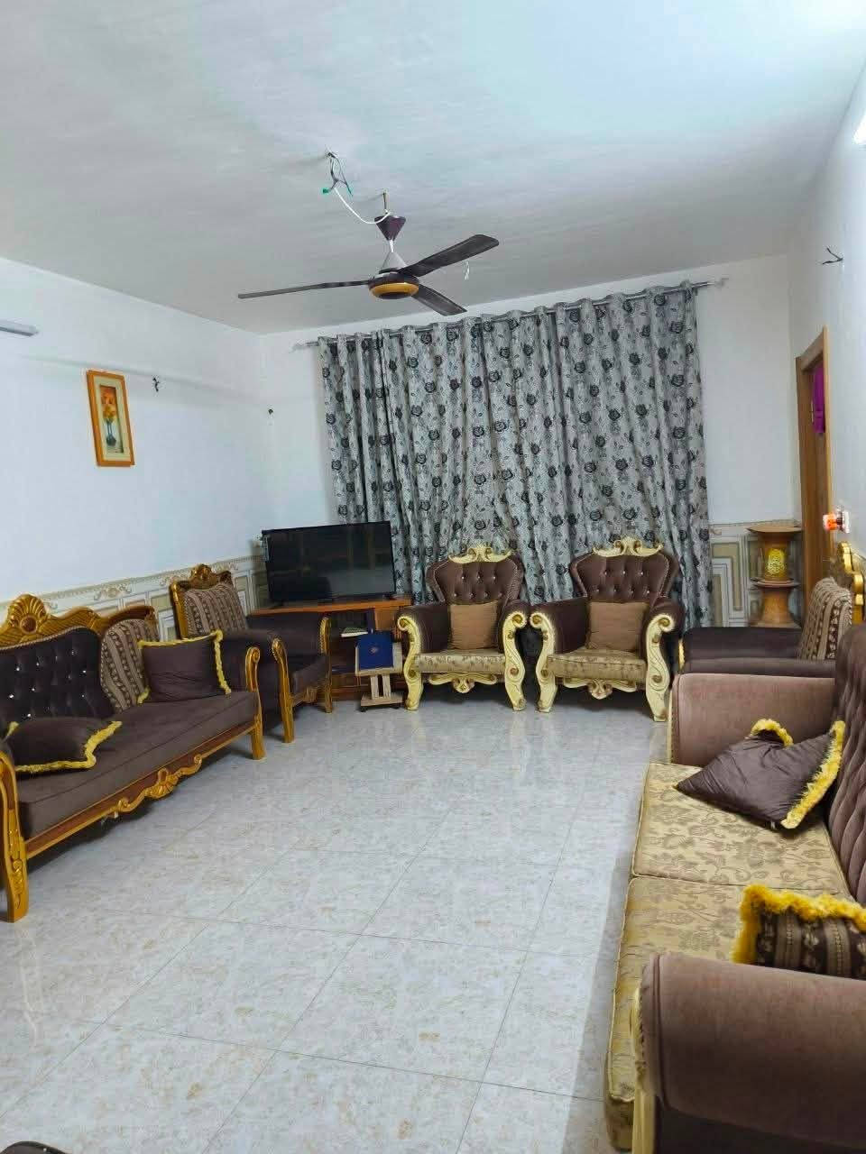 🏡 بيت للبيع

📍 المساحة: 200 متر مربع
📐 الواجهة: 10 متر
📏 العمق: 20 متر

مواصفات البيت:

* 3 غرف نوم.
* صالة استقبال.
* مخزن (ساندويج).
* البيت مستلم هيكل وتمت أعمال الإكمال بإشراف شخصي.
* تنفيذ البناء وأعمال الدمج من قبل شركة مختصة.
* الحمام والتواليت منفصلان.
* جدران الصالة والاستقبال مكسوة سيراميك (حزام)، مع تغليف الجدار المجاور للحمام بالحجر للحماية من الرطوبة والتقفع.
* تم تبديل أساسات البيت بالكامل.
* تنفيذ نظام تصريف مياه الأمطار بشكل احترافي.
* أساسات البيت مرشوشة بالنفط الأسود لعزل الرطوبة.

💰 السعر: 145 مليون دينار عراقي (نقدًا)، ويوجد مجال للتفاوض.

للاستفسار أو المعاينة، يرجى التواصل على الخاص
او على الرقم ( ***********)
