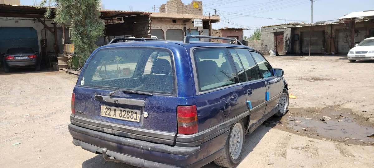 السلام عليكم اوبل اوميكا موديل١٩٩٣  و السيارة موجودة بخانقين و مكينا كايمه رايدها ٢٣ وبي مجال رقم الهاتف  ***********
