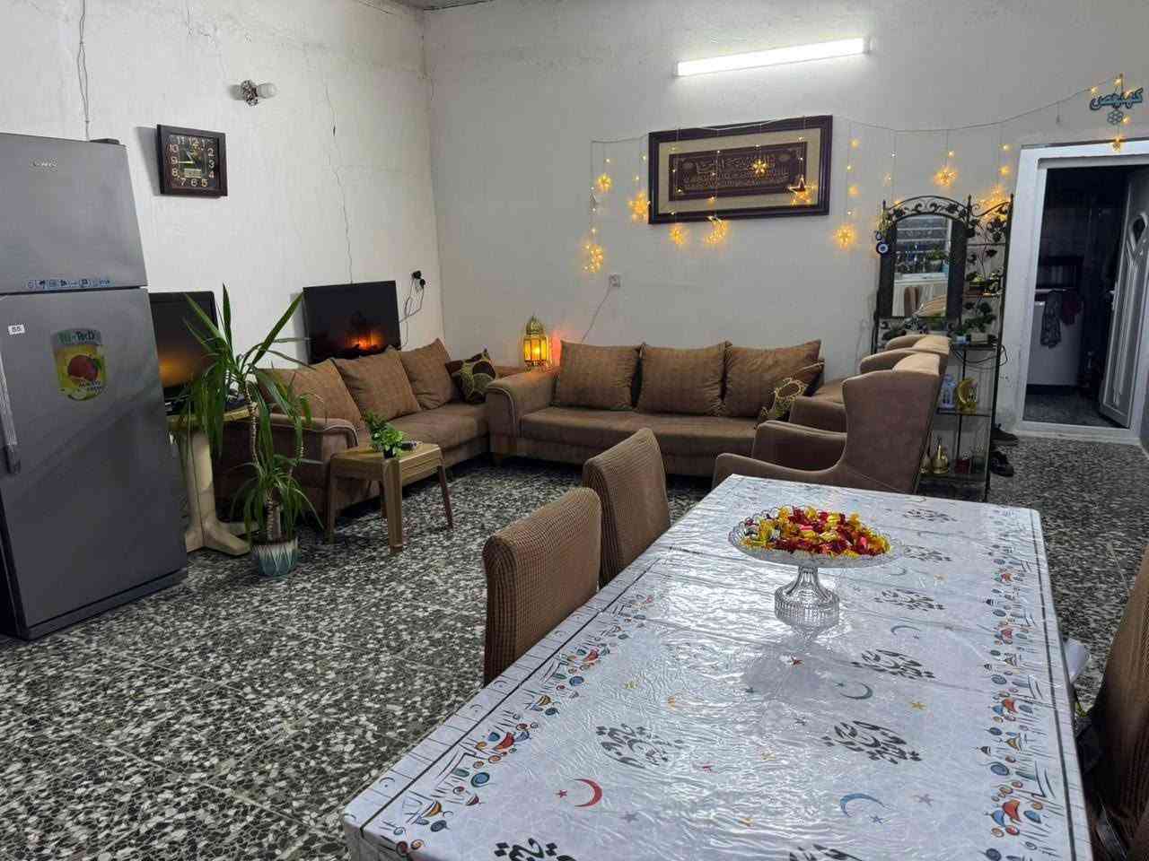 للبيع بيت تجاوز مشمول بل تمليك في الكرخ حي التراث 270 متر  غرفتين ومطبخ وهول وحمام داخلي وحمام خارجي ومخزن ومساحه خلف البيت قابله للبناء ومي وكهرباء السعر 36 مليون وبي مجال للشراي استفسار واتساب *********** لا ايجار ولا اقصاد فقط بيع
