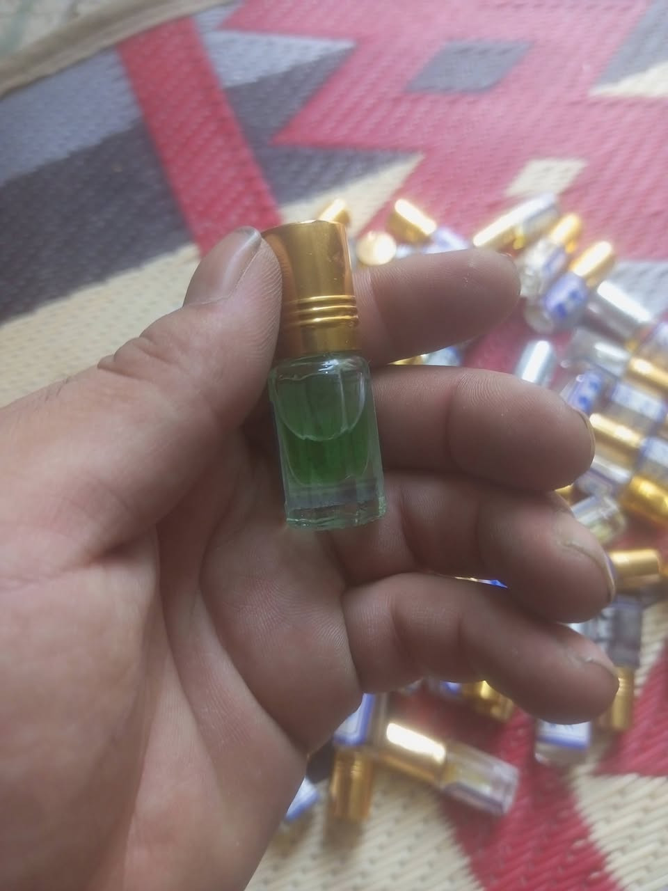 السلام عليكم..
للبيع عطور زيتية تركيب (ربع تولة) شروة كاملة بسعر تصفية لأصحاب البسطات أو الاستخدام الشخصي.

العدد الكلي: تقريباً 50 حبة.

الروائح: تشكيلة منوعة (فرنسي، شرقي، سويت) مثل عود الشيخ، زهرة الخليج، سبورت، ليرة اتنس، وبيري ميتاليك.

حالة الزجاجات: الزجاجات نظيفة، لكن المستويات مختلفة (اكو بيهن متروسات، واكو نص، واكو ربع) والمعاينة واضحة بالصور
السعر 25 قفل مكاني بغداد
