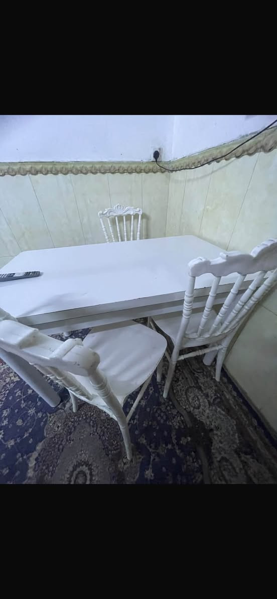 ميز طعام • ٤ كراسي • للبيع