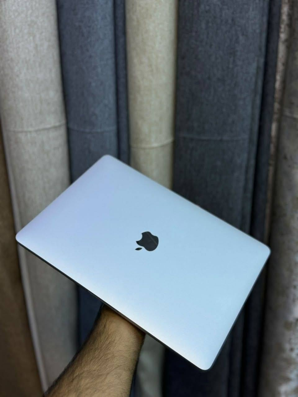ماك بوك برو m1
رام 8g 
هارد ssd256 
13.3الحجم
السعر 850 الف 
مكاني بغداد البياع حي التراث 
رقمي ***********
