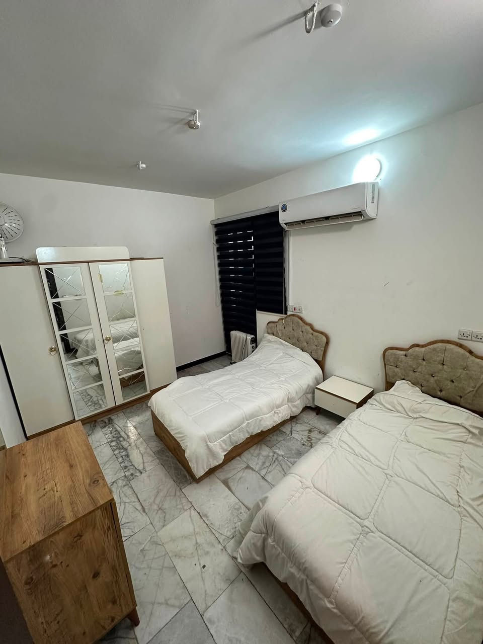 � شقق مؤثثة للإيجار – الكرادة 🏠
✅ غرفتان نوم

✅ صالة مريحة

✅ مطبخ متكامل

✅ حمام

✅ مؤثثة بالكامل وجاهزة للسكن

✅ مناسبة للعوائل والسكن الهادئ.

📞 للاستفسار والحجز:

***********

🏢 كما يمكنكم زيارة مكتبنا للاستفسار والحجز على العنوان التالي:

الكرادة داخل - مجاور دايموند مول / شارع علاء حداد
