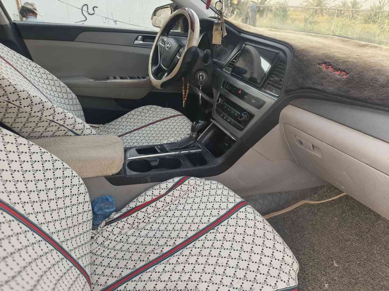 سلام عليكم سوناتا للبيع موديل١٥   رقم سليمانيه تحويل اوكاله شرط بسمي وكاله نص فول شاشه كامرا تخم تاير جديد تبريد ثلج كير مكينه ٢٤٠٠ مكفولات سياره جاهزه  وارد امريكي حادث قطعتين فقط ولباقي رش اثر تكشير يعني اني ابيعك احزام السعر ١٠٥ وبيه مجال شراي اتصل بدون خاص رجاًن موكلف ***********
