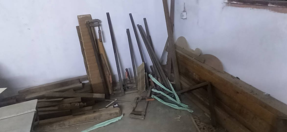 محل نجاره للبيع منشار220لاسقه4مراحل فخات جملونات  وعدد كهربائيه للتواصل***********
