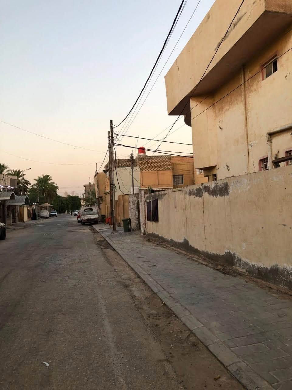 السلام عليكم دار البيع في الكوفة حي كندا الثانيه قرب مطعم خوفه مساحة ٣٠٠ متر ركن البيت طابقين الطابق الاول يحتوي على غرفتين نوم وصاله ومطبخ وصحيات استقبال وحصيات ايضا وكراج كبير اما طابق الثانيه يحتوي على غرفتين نوم وصحيات ايضا وسطح جميع مساحات الغرف النوم كبيره  رقم التواصل واستفسار ***********
