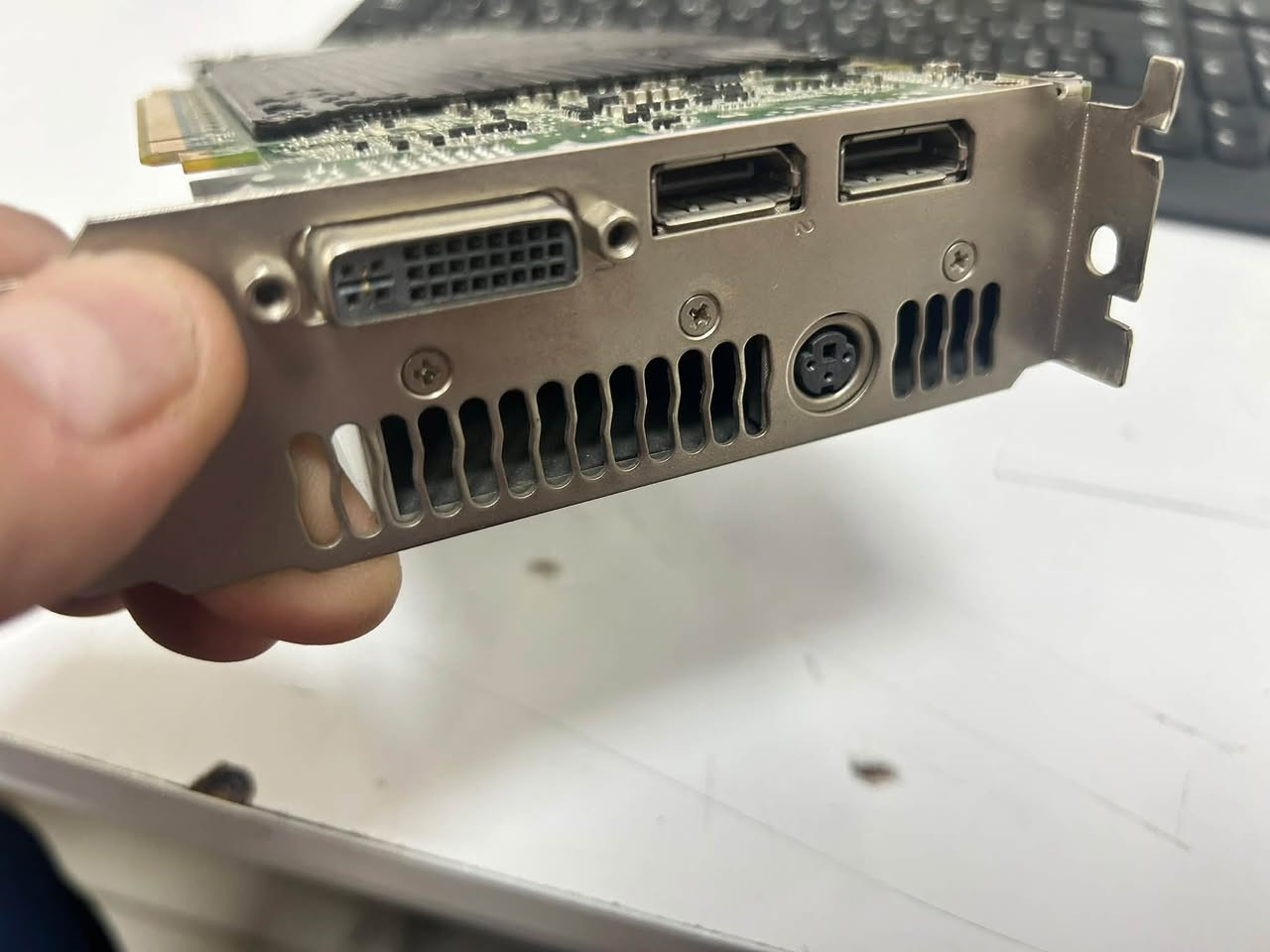 كارت شاشة فحم ميطلع صورة بس يشتغل الضوء الاخضر
quadro 5000 pny
٣٠ الف 
توصيل مجاني
