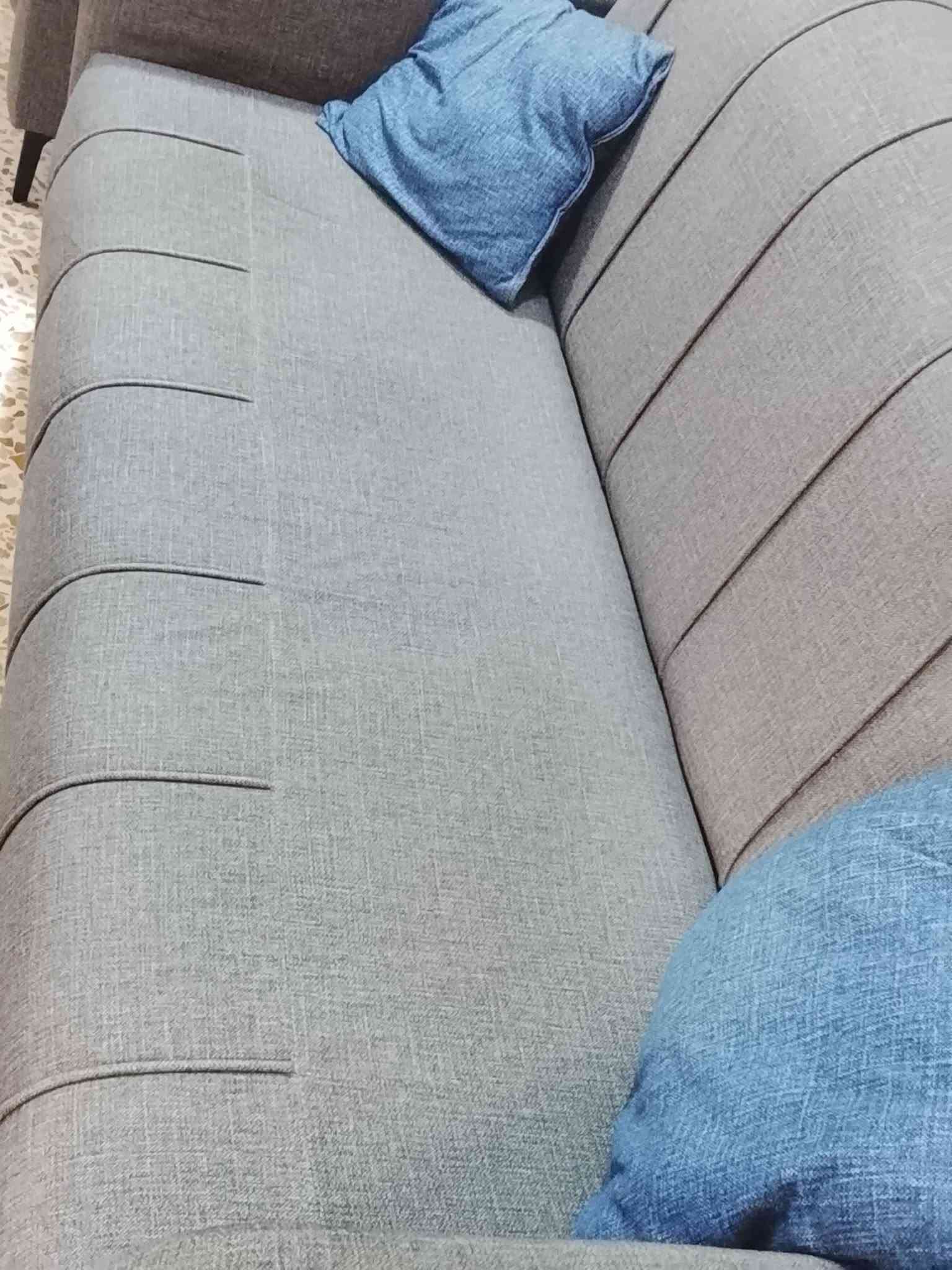 سلام عليكم عندي تخم البيع 10 مقاعد نضافته 100/100 مسخدم شي بسيط رجلي حديد تخم عراقي بلايود روسي  سعره 350 رقم *********** وبي واتساب العنوان الخطيب زراعي
