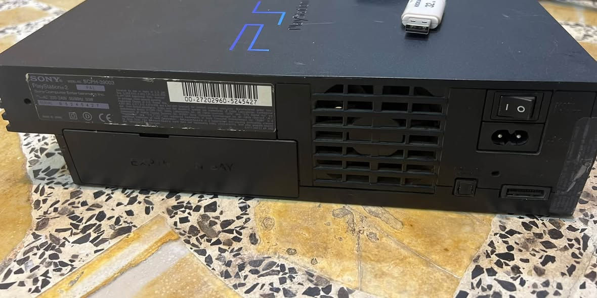 بلي تو كلش نضيف مال باله ويا جوستك وحده جديده اصليه وميموري 8GB وفلاش ٥٠ لعبه من ضمنهن بيس ١٢ وبيس ٢٢ وجي تي اي وكيبل كهرباء وكيبل فيش سعره ٦٥  واتساب ***********
