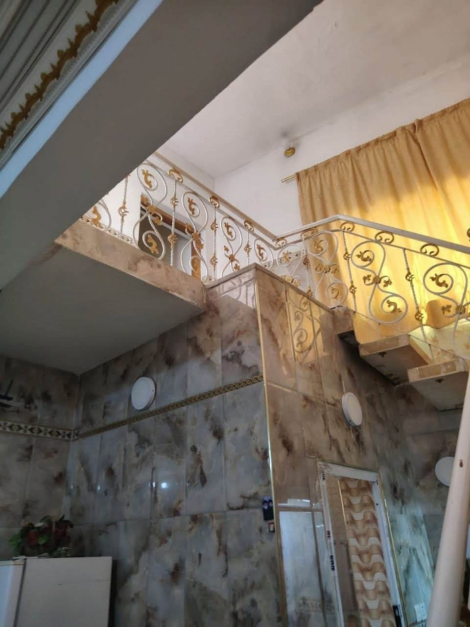🏡 بيت للبيع – حي الشاوي
📍 الموقع: حي الشاوي (ركن)، خلف الشارع العام مباشرة.
📐 المساحة: 275 م
🛣️ عرض الشارع: 16 متر

تفاصيل العقار:
🔹 الطابق الأرضي:
غرفة
صالة
كليدور
مطبخ
صحيات داخلية وخارجية
طارمة
حديقة بمساحة 40 م
🔹 الطابق الثاني:
غرفتا نوم
سطحان
🔹 المشتمل:
غرفة كبيرة
مطبخ
صحيات
مسلك مستقل
📞 للاستفسار: *********** 

#عقارات_بابل #بيت_للبيع #حي_الشاوي #الحلة #عقار_للبيع #طابو_صرف #استثمار_عقاري #بيوت_للبيع #بابل #العراق
