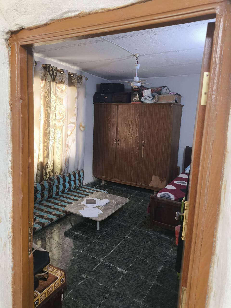 بيت للبيع في الجديدة الرابعة
قرب اسواق علي ابوسيف الكلابي قرب البرج مساحة البيت 70م يتكون من طابقين  نظيف جاهز لسكن غرفة وستقبال وصاله ومطبخ مفتوح على الصالة وحمام شىرقي وغربي ومكشوفه الطابق الارضي والطابق الثاني غرفتين ومخزن كما موضح في الصور السعر145قابل لتفاوض للأستفسارعلى الرقم ***********فقط اتصال موجود واتساب
