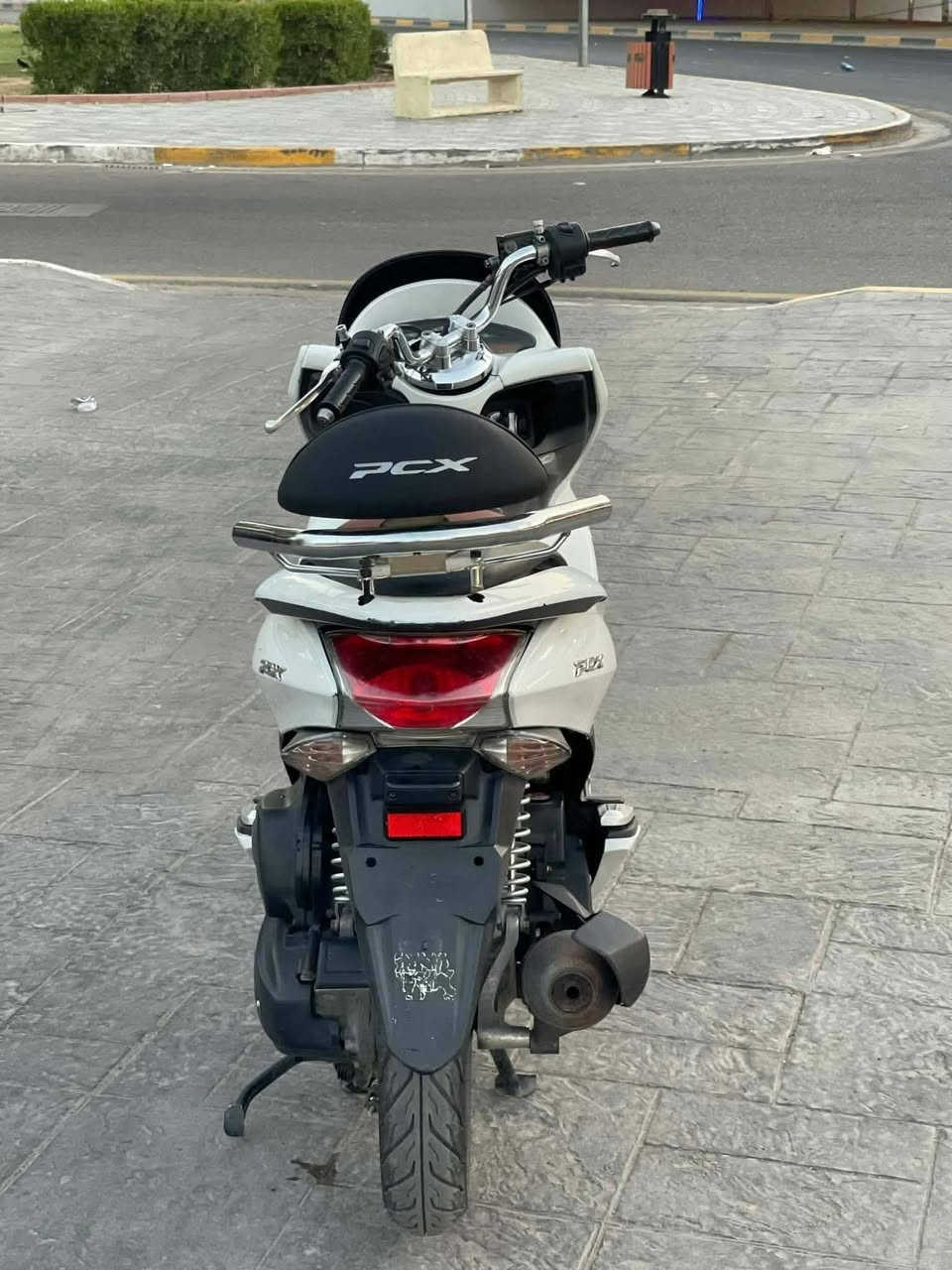 سلام عليكم pcx جيل ألاول  للبيع ماطور نضيف مكفول ما مفتوح كفرات اصلي ماشيه 66 تفاصيل خاص او اتصال ع رقم.. ***********مكان كوت سعرها 1300 وبيها مجال
