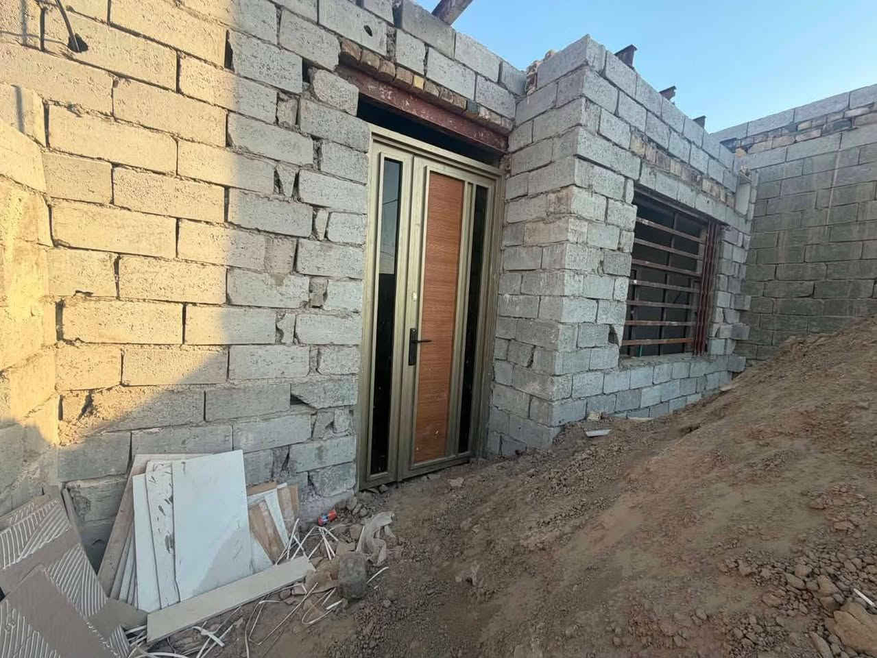 يالله سلام عليكم  بيت للبيع  125متر يتكون البيت من غرفة نوم وصاله   ومطبخ   البيت كامل الماي والكهرباء كامل بي نقص بس  وبورك  سند25  مداور بأسم المشتري مشمول بالتطويب العنوان الديوانية مقابل حي الحضاره البو جاسم  خلف مديرية المخدرات الجديده 
السعر 20 نقد  لتصال علا الرقم *********** 
اقصاد 25
