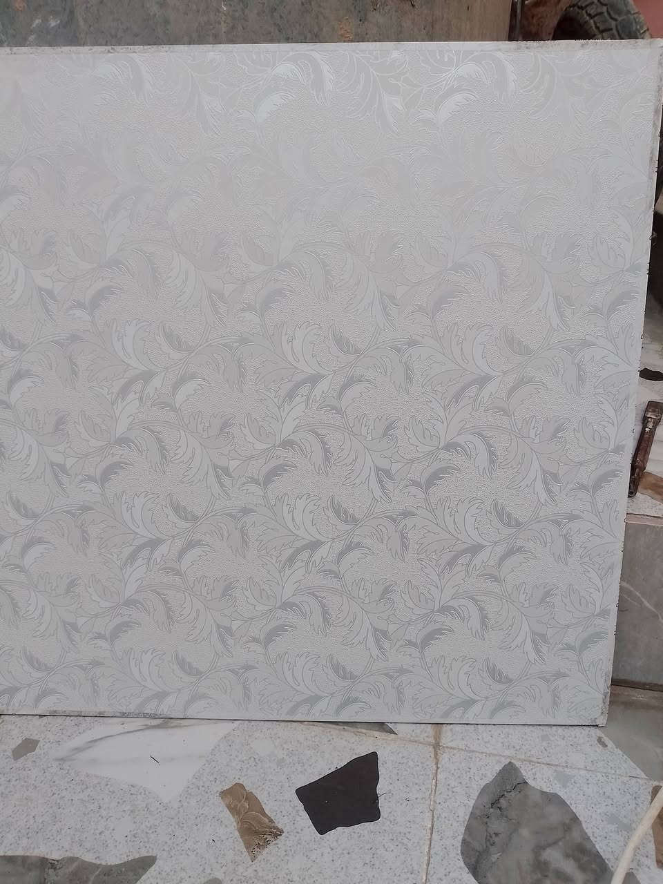 سقف ثانوي جبس بور للبيع نضيف ما بي سكك بس قوالب سعر القطعه 500دينار عندي مال بيت 100متر اليريد يتصل ***********
