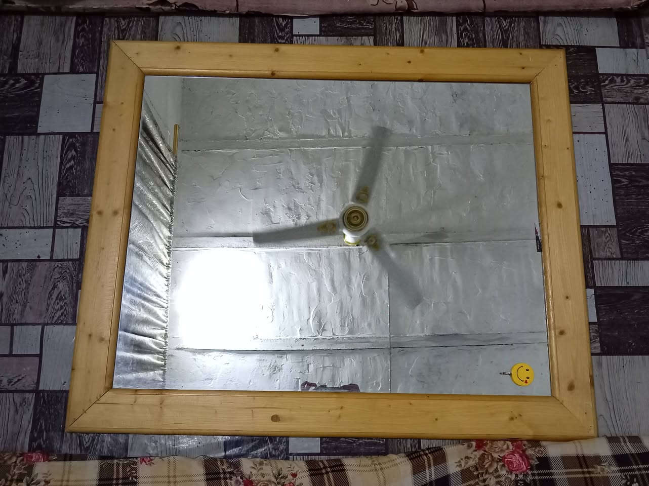 ميز عدد2 ومرايات عدد2نضيفات مثل ماواضح بل صوره سعر 150وبيهن مجال حك الجيه اتصال ***********
