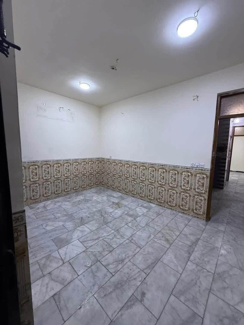 ‏#للايجار 90متر طابقين بشارع الكويتي نفسه
يحتوي عل 3 غرف صاله مطبخ صحيات2 

الاستفسار***********
