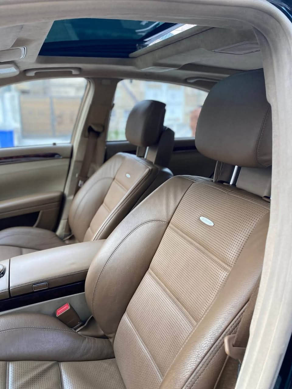 السيارة AMG S63 خليجية كلين اعلى مواصفات بال S
ماشية 125 ألف كيلو ، مبدل محركها شاد 550 المرغوب گاعد بلاد بدون تحوير
السيارة مسويلها سيرفس كامل ، جگاتها هيدروليك تصعد وتنزل وليس هواء ،  ناظور ليلي ، ثلاجة ، بانوراما ، بوب شفط  وباقي مواصفات ال S المعروفه
السعر 22000$  مكاني بغداد البياع 
للتواصل ***********
