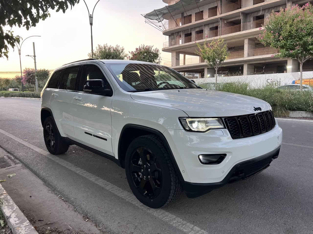 🔥 **للبيع | Jeep Grand Cherokee Black Top 2019** 🔥

حين تجتمع **الفخامة الأمريكية، القوة، والهيبة** في سيارة واحدة… تكون النتيجة **Jeep Grand Cherokee Black Top 2019** 🚙✨

سيارة مميزة بحالة استثنائية، نظافة عالية وممشى قليل، تمنحك حضوراً راقياً على الطريق وأداءً قوياً وراحة متكاملة في كل رحلة.

🔹 **الموديل:** 2019
🔹 **الفئة:** Black Top
🔹 **المحرك:** 3.6L V6
🔹 **الممشى:** 35,000 كم فقط
🔹 **المنشأ:** خليجي (GCC) / هارلم
🔹 **الدفع:** 4×4
🔹 **اللون:** أبيض
🔹 **الحالة:** بدون صبغ
🔹 **اللوحة:** أربيل – خصوصي

✨ **تجهيزات تجمع بين الراحة والتقنيات الحديثة:**
✔️ مقاعد جلدية فاخرة
✔️ فتحة سقف
✔️ تشغيل ودخول ذكي بدون مفتاح
✔️ شاشة مع Apple CarPlay
✔️ كاميرا خلفية وحساسات أمامية وخلفية
✔️ مراقبة النقطة العمياء
✔️ مثبت سرعة متكيف
✔️ نظام فرملة طوارئ
✔️ مقاعد مساج
✔️ إضاءة LED
✔️ نظام اختيار وضعيات القيادة
✔️ مرايا كهربائية ومدفأة
✔️ 8 وسائد هوائية

💰 **السعر: 27,800 دولار**
✨ **يوجد مجال بسيط للتفاوض للجادين، تقديراً لاهتمامهم الجاد.**
📍 **الموقع: أربيل**

سيارة تجمع بين **القوة، الأناقة، الراحة، والأمان**… ومناسبة لمن يبحث عن **Grand Cherokee** نظيفة بمواصفات عالية وممشى قليل.

📞 **للاستفسار أو مشاهدة السيارة، يرجى التواصل عبر الخاص أو الاتصال على:**
***************

**Jeep Grand Cherokee Black Top 2019 — هيبة تفرض حضورها، وفخامة تُشعَر في كل تفاصيلها.** 🖤🚙
