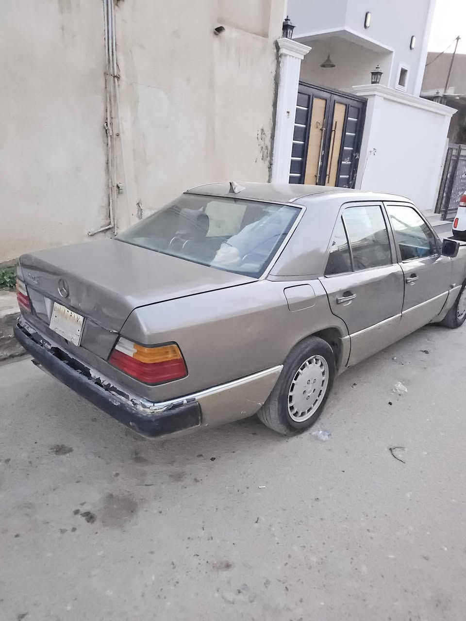 سلام عليكم مارسدس دب مديل 1991 لبيع السعر 30 وبيها مجال سيارة يراتلها ترتيب دعميات ثنين دواخل حلوه والمكينه بيها بدايه ضعف كير نعمه وحداديه نعمه السيارة حلوه والبرنكيت مسوينه  اتصال فقط على رقم *********** العنوان ناصريه سوك شيوخ
