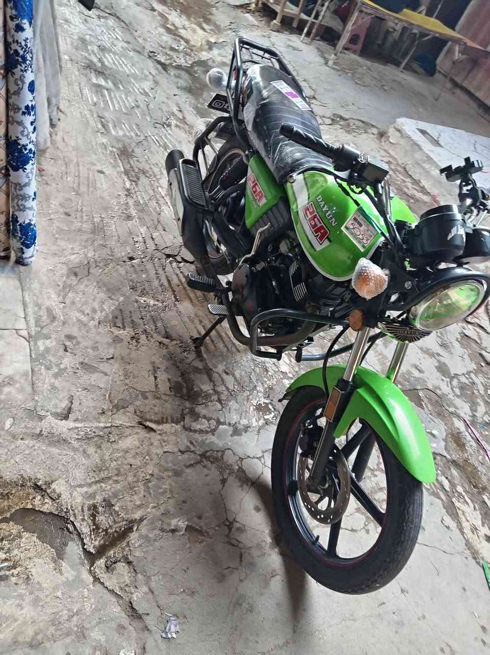 للبيع دايون 22 أوراق بسمي وصل موجود دراجه جديده معنه كلمه قبل محرم ب ٣ أشهر من طالعه دراجه جديده نضافه ٩٩ بل ميه مال جناي محرك ٢٠٠ دراجه ما واصله الخامس عله ايد وحده السعر مليون ٦٥٠ وبيهه مجال لشراي مكاني كربلا *********** بيهه بس دشبول شويه طاك لا واكعه ولا مكلوبه ابد
