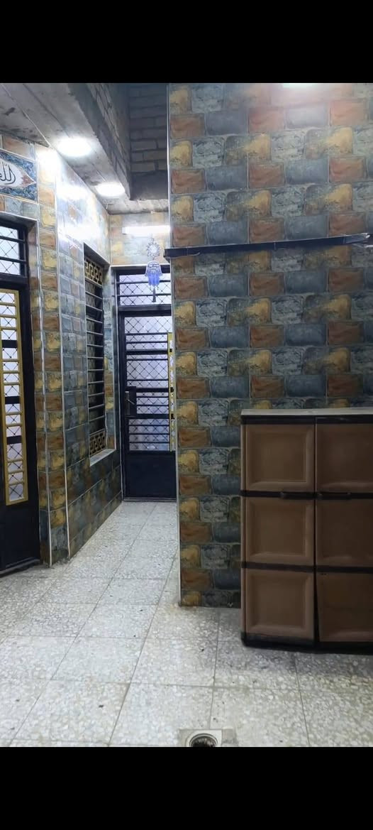 بيت 100م للبيع طابقين حي اور الشيشان مقابل سوق الصبح خلف محطة الاعتماد الأهلية قرب اسواق ابو تحسين البيضاني بناء 2023 تحتوي على ممر عرض 2م واستقبال وصالة وغرفة نوم وخدمات وطابق ثاني غرفة نوم وبيتونه وخدمات. 
السعر 70 مليون.الاستفسار ***********.
