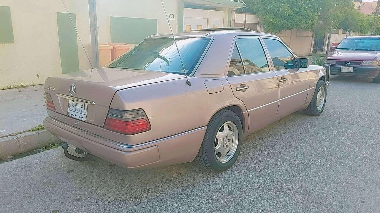 السلام عليكم
مارسيدس بيبي شبح موديل ١٩٩٤ 
حجم E220 خراطيم ٤سلندر
محرك كير مال كصة جديد على وضع الشركة
تبريد تدفية جديد على وضع الشركة
كهربايتها كلها شغاله وعلى وضع الشركة 
بردة كهربائي اسلايت روف 
طخم تايرات جديد 
ويل كب اصلي وشرط لاعواج ولاتصليح
غرفة جديدة 
كابون بانزين 
السيارة نظيفة مال بيت ومصروف عليها 
مكان السيارة الموصل 
للتواصل مع صاحب السيارة 
***********
***********
