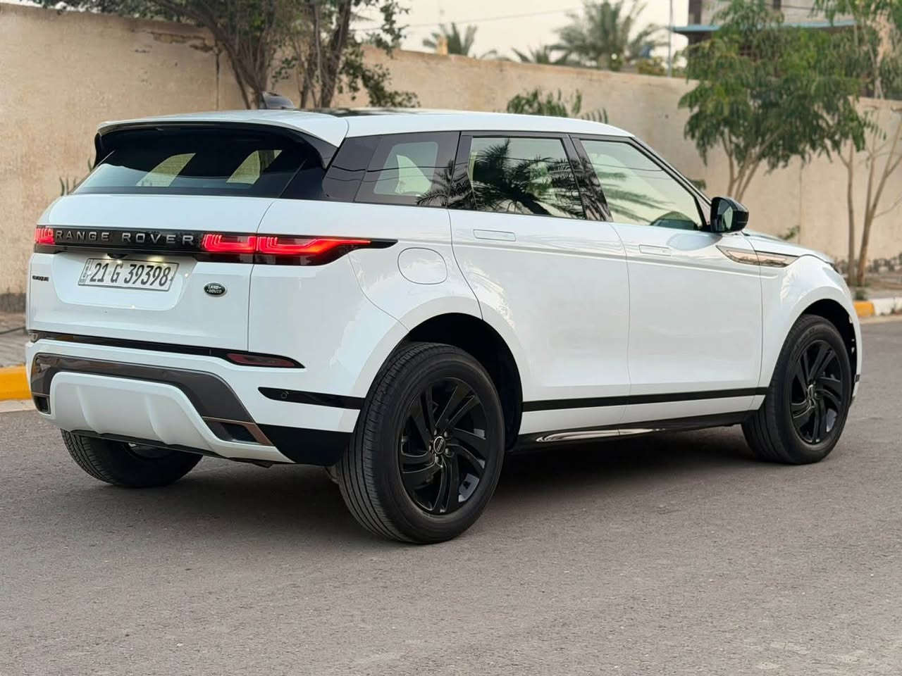 بيع او مراوس حسب القناعة سعرهة سعر سورنتوا 🌹

رانج روفر ايڤوك 2023 خليجي من وكالة رانج في سليمانية 

المواصفات 🥇R DYNAMIC. والسونار بالمنشور 

1 بصمة تشغيل وابواب 
2 بنوراما سلايد بردة بدون فتحة زجاجية 
3 شاشة كبيرة قلاب عند تشغيل السيارة 
4 شاشة تبريد وانظمة قيادة السيارة سبورت وايكو وسمارت
5 سايد بريك بصمة واتوا هولد وتحكم ستيرن 
6 شفتات ستيرن تسارع ونظام توقف ذاتي رادارات 
7 كشافات هوائية وحساس امامي خلفي 
8 تجي بمحرك  4 سلندر تيربو سعة 2.0
9 يدات أبواب مخفية ولد امامي خلفي
10 عدادات رقمية ومقاعد جلد كهرباء وتدفئة تبريد
11 اضاءة داخلية لمس شاشات لمس ونظام ملاحة خرائط 
12 كير 9 نمر ودفع رباعي دائم 
13 المحافظة على المسار وفرملة طوارئ تلقائية 
14 تبريد قطعتين مري شفط وكامرة  

15. عداد المشي للسيارة 32 الف كم 🏎️

وباقي المواصفات كثيرة لم تذكر رقم سليمانية 

نضربت الأبواب عندي وبدلتهن نفس اللون شركة وصبغ بالدوسة فقط وجزء بسيط من التكمة الوسيطة بالاسفل 

اما باقي السيارة كفالة عامة وبحالة الوكالة جديدة جدا 

تحويل مباشر مداور كبل الك 🚦🚥 

السعر 275 وبيهة مجال مكاني الكوت 

للتواصل 📱

***********
***********

