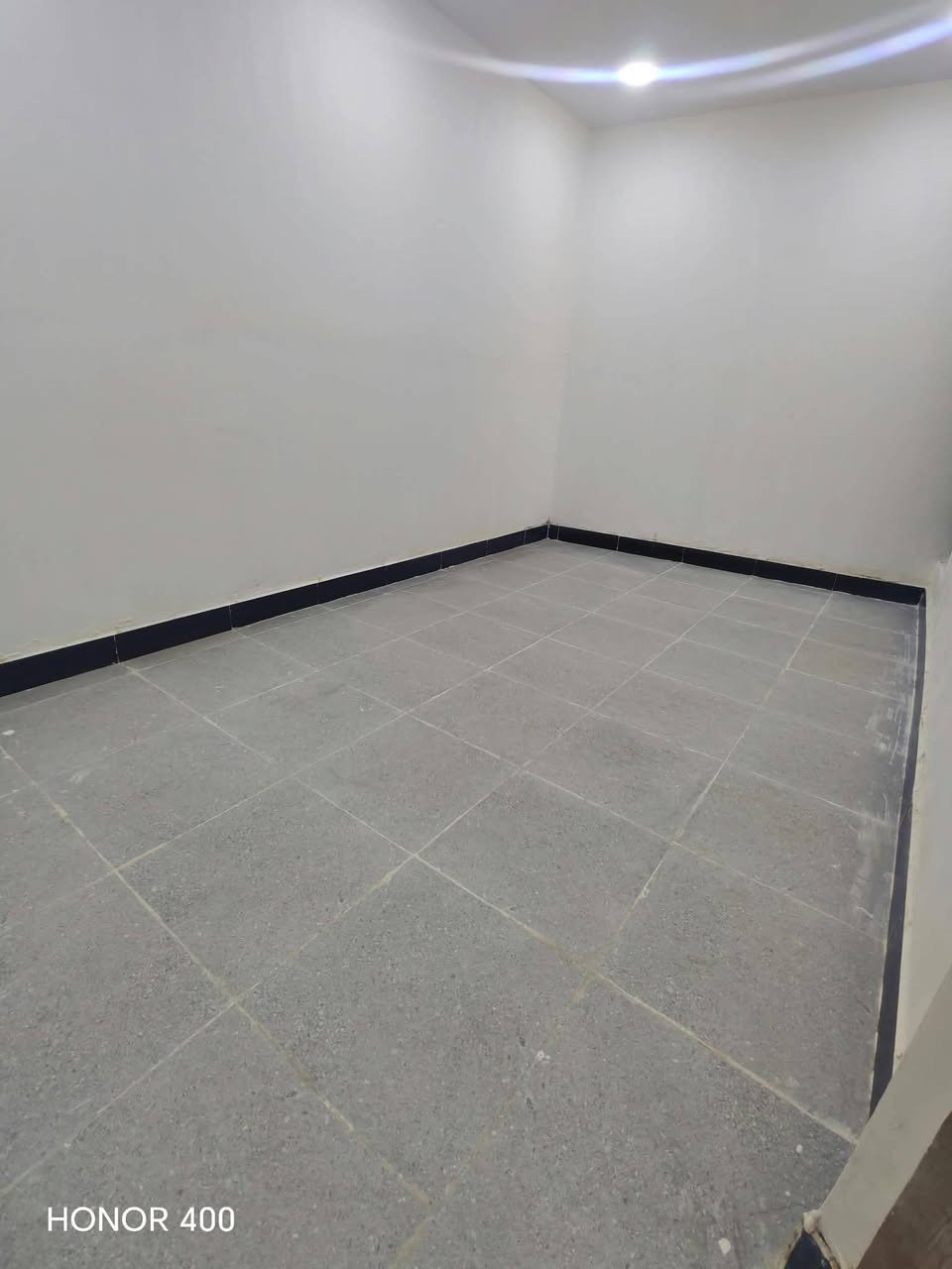 🏠 بيت للإيجار – التقية الثالثة

✨ بيت جديد 

يتكون من:
▪️ غرفتي نوم
▪️ صالة واستقبال
▪️ مطبخ
▪️ حمام داخلي
▪️ حمام خارجي
▪️ كراج

💰 الإيجار: 400 ألف دينار شهرياً
📌 الدفع مقدماً: شهرين أو ثلاثة أشهر

🏢 مكتب الرواسخ للعقار والمقاولات العامة

العروبة مقابل مطعم جود 
📞 ***********

نص مكتوب في الصور:
- HONOR 400