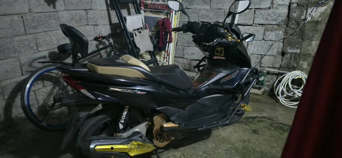 السلام عليكم
PCX 150cc جيل ثاني ياباني

مستعمله مال جناي ما متعوبه  
حساس ازحام/حساس ستاند  
اشاير يمنه يسره شغالات ودبل اشاره شغاله
المازده نظيفه وشغاله بكلايت شغال

دراجه عليها تزويد
عنبار رياضي ذهبي pcx
مسكات سكليتر ذهبيه 
يدات بريك ذهبيه واسود pcx
ستاند صفح 7 الوان وعليه اضافات اسود وذهبي
مروحة راديتر  ذهبي
قبق ستيرن مال جيل 5
جامه اماميه كاربون بيها مرايات 
صوندات اكسل ذهبيه 
جانبيات تجوات دراجه صفح ذهبي
واقية صالنصه كاربون وذهبي
تجوه رياضي 
سستم صوت سماعتين  دبل
GPS شريحه ينربط ويتفعل
لزكات كاربون فايبر واحمر على قبق البانزين والجوانب
كشن رياضي الاصلي مو العادي 
وبيها شوته رياضي على شكل صالنصه لكن شايلها وحاط البلادي  انطيها الك ويا دراجه
كلج امامي رياضي اجه بيها من البلاد

بيها تغليف دبلات خلفي قماش مكتوب عليها هوندا 

وبيها طوبات ذهبيه وتزويد ذهبي يم الويل الامامي

وتغليف دبلات ذهبي  امامي

درع اصلي تايلدني القوي 

تغليف مكان جوزه ذهبي

كفرات نظافه 95% بيها ضربات من جوه ما مبينه + بيها سيم المتوصل بالمسكه مال بريك انشلع 

دراجه مكفوله واكفلك من السرقه  وتجي تاخذها من باب البيت

بيها اوراق وصل شراء و منفيست و اوراق المزاد اليابانيه

ممشى دراجه 62 الف

مكاني بغداد الكرخ الاولى شالجيه

للتواصل والاستفسار واتساب او اتصال على رقم هذا فقط. ***********

