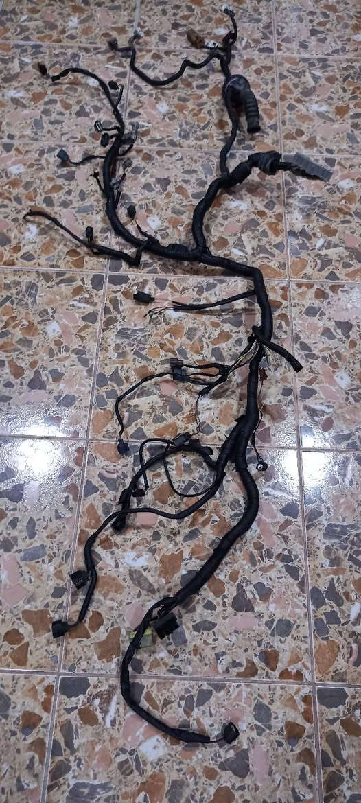 السلام عليكم 
 عندي ضفيره مكينه سني جديده محرك أسود 
وضفيرة وجه كاملة معه قاعدة الكتفات والفيوزات 
***********

