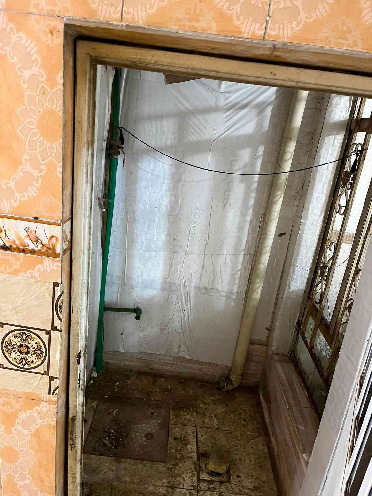 السلام عليكم
بيت للإيجار منطقة الشعب 
مقابل سوق 4000 مقابل روضة السندباد
المساحة 70 متر 
يحتوي على كراج ومخزن و استقبال وحولي ودرج للسطح 
و مطبخ وملحقات مشتركة و ترك و غرفه و سطح للإيجار 
للإيجار 400 رقمي ***********
