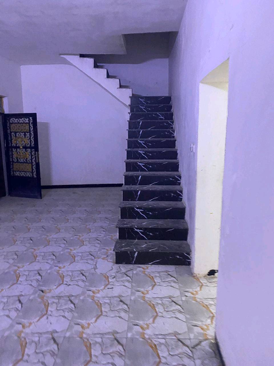 للبيع بيت مساحه  م١٢٠ طابو زراعي 25الفلوجه قريب جدا من مجمع الرحاب السكني غرفه وصاله ومطبخ وحمام ومناور 2 البيت كامل من كلشي سيراميك سخان و تانكي بس اسكن بي وكراج سياره ومحل صغير السعر 40 مليون وبي مجال