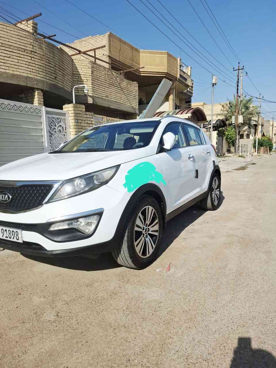 السلام عليكم . 
كيا سبورتج موديل 2015 خليجي رقم بغداد للبيع محرك 2000 GDi سيارة كلش نظيفة وحلوه بيهه صبغ ( باب خلف السايق بس من الخارج بدون فتح الباب وبدون صبغ دواخل وبيهه جهة الصدر بين الباب الخلفي والجاملغ الخلفي صبغ على كد شبرين تقريبا" ) وبارد جاملغ امامي جهة السايق  وموضحهن بصور بالمنشور غير ذني الي بيهه اني اتحمل السونار..كير محرك تبريد صدر امامي خلفي مكفولات باتري جديد تخم تايرات سياره متصرف عليهه جاهزه وترايك وين متريد.
مواصفاتهه.
تحكم ستيرن جهتين
مثبت سرعة
حساس تايرات
حساس خلفي
شاشه كامرة
مانع انزلاق
ABS نظام
نظام ECO
مري شفط واشاره بالمرايه الجانبيه
السعر 133$ وبيهه مجال بسيط
مكان السياره بغداد شهداء البياع
هاتف *********** أبو ليث . بي واتساب
اخواني ما متواجد ع الفيس كلشي موضح بالمنشور الله يرزق الجميع ان شاء الله
