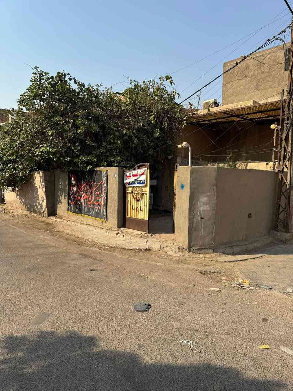 السلام عليكم 

نصف قطعة للبيع ركن  
 المساحة 72 متر مربعة 
واجهه 8   ونزال 9  
واقع حال 100 متر ب السند 72 متر 
 فرع عريض وامامه يوجد حديقة مسيجة مغلقة 
موقع مميز 
في مدينة الصدر  قطاع 17 
للاستفسار الاتصال على رقم 
***********
